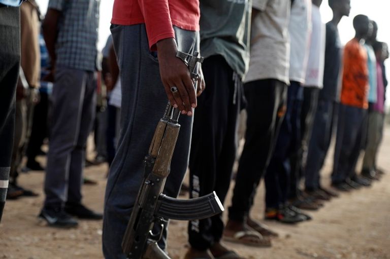 مدنيون سودانيون يتدربون على حمل السلاح - الفرنسية السودانيون يعانون ظروفا معيشية صعبة جراء الاشتباكات