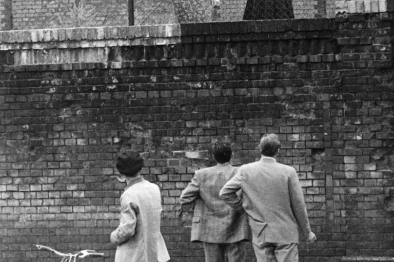 مواطنون ألمان أمام جدار برلين جدار برلين