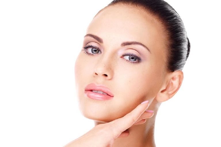 سيدة تعتني ببشرتها - صورة أرشيفية