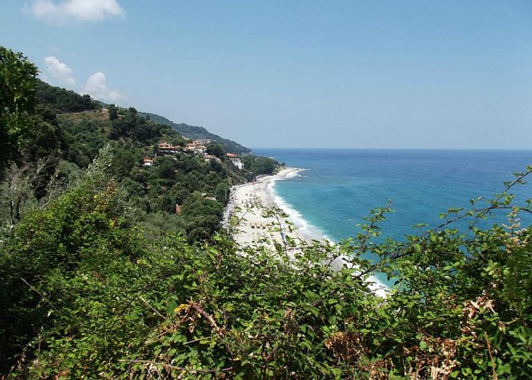 شاطئ بابا نيرو أحد أفضل شواطئ بيليون السياحة في جزيرة بيليون