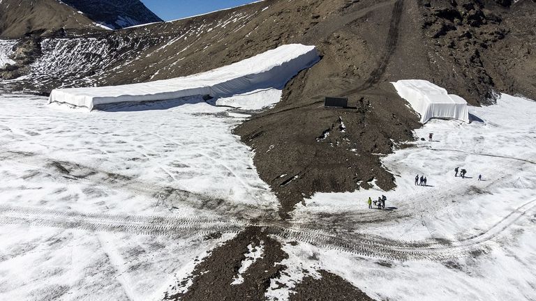 الأنهار الجليدية في سويسرا- رويترز أنهار الجليد في سويسرا.. غضبة عنيفة للمناخ