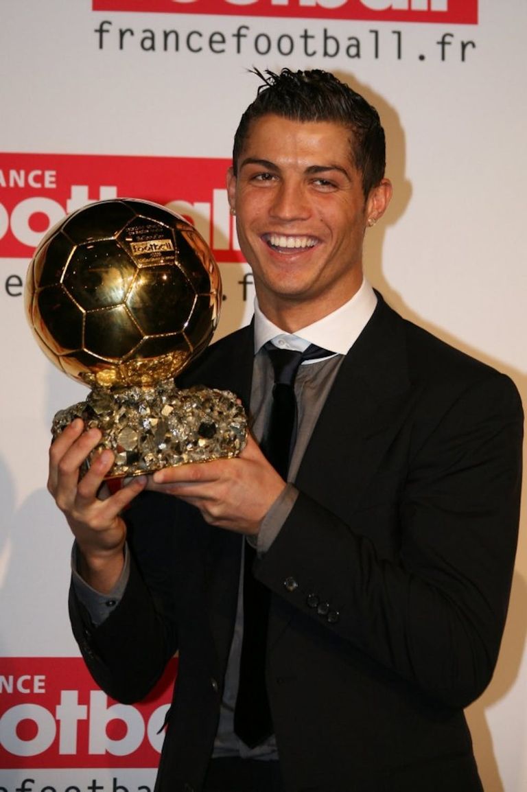 رونالدو يحمل جائزة الكرة الذهبية 2008 كريستيانو رونالدو نجم مانشستر يونايتد السابق