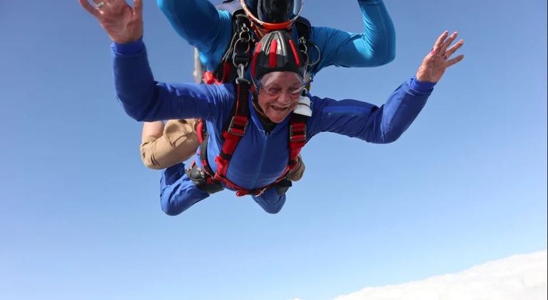 هيلاري أوكسلي مع حفيدتيها