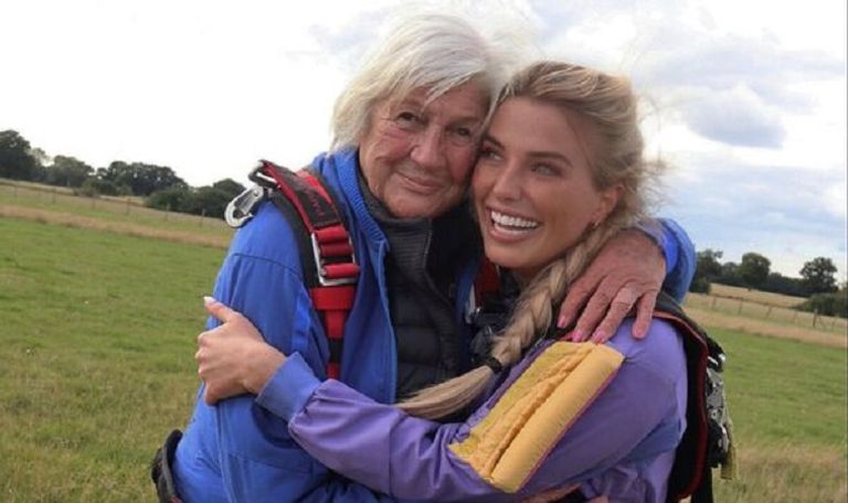 هيلاري أوكسلي مع حفيدتيها