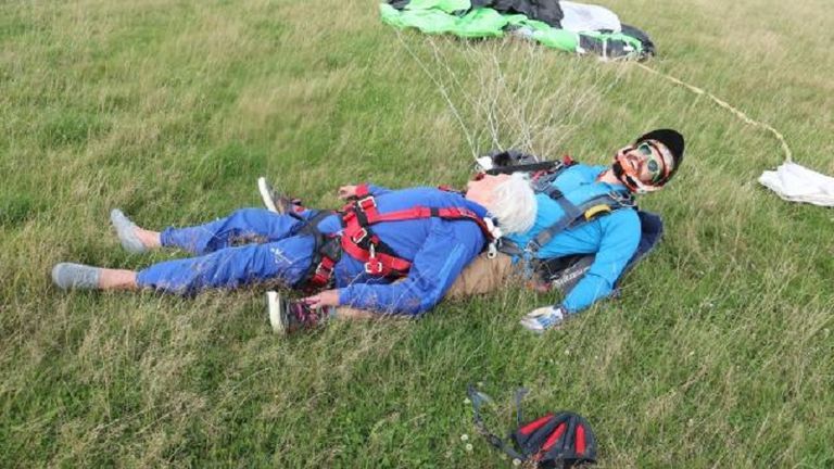 هيلاري أوكسلي مع حفيدتيها