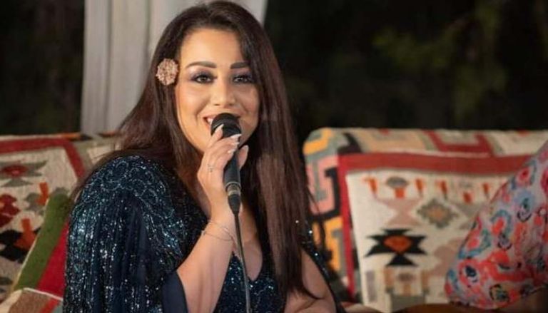 يسرا محنوش خلال حفلها في قرطاج