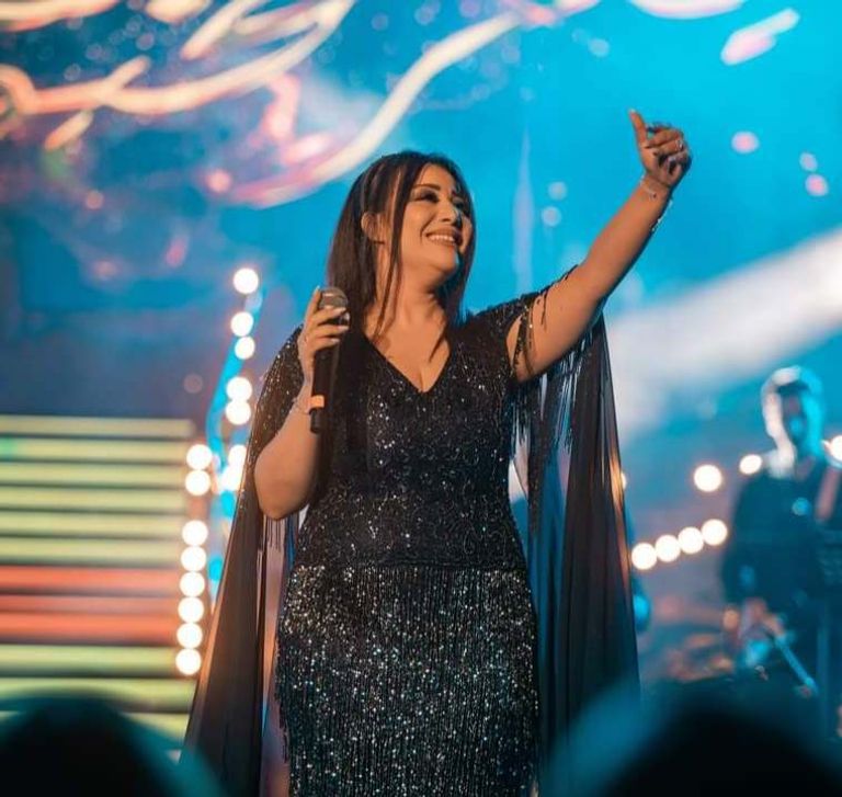 يسرا محنوش خلال حفلها في قرطاج