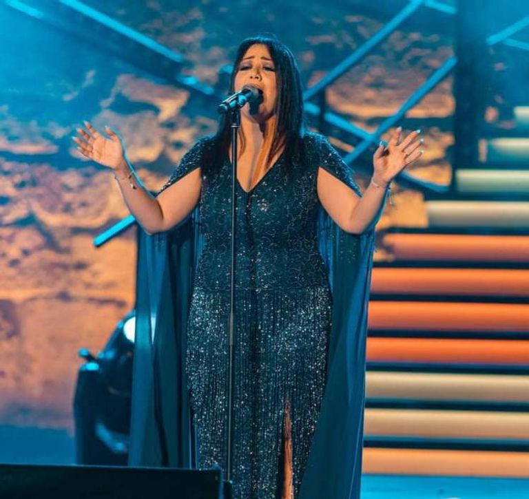 يسرا محنوش خلال حفلها في قرطاج