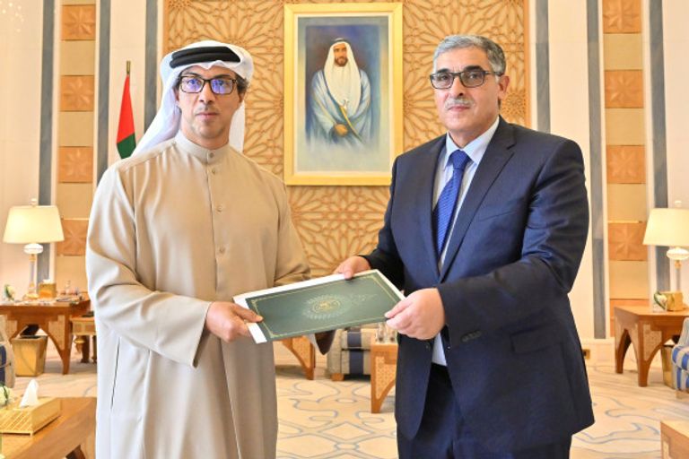 الشيخ منصور بن زايد آل نهيان يتسلم الرسالة من السفير الجزائري الشيخ محمد بن زايد آل نهيان