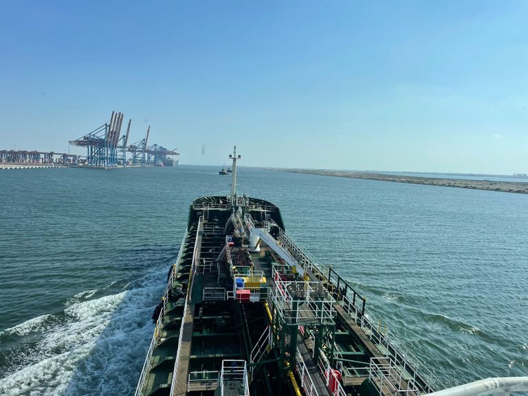 أول عملية تموين سفينة حاويات بالوقود الأخضر في أفريقيا والشرق الأوسط