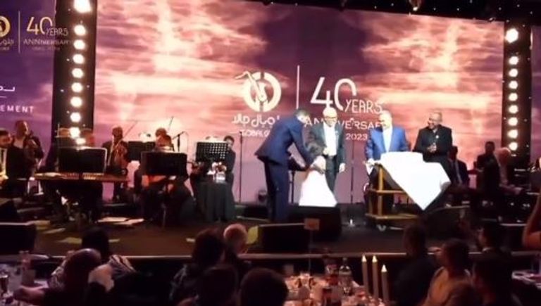 محمد عبده وابنته في حفله بلندن