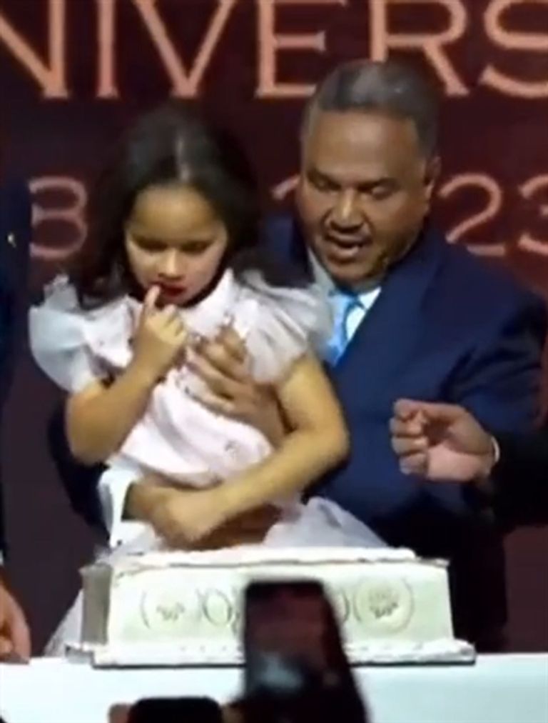 محمد عبده وابنته في حفله بلندن