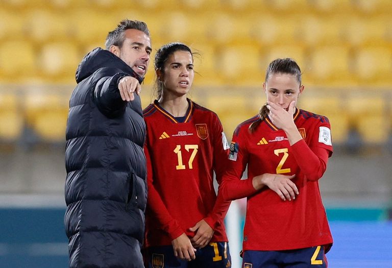 خورخي فيلدا مدرب منتخب إسبانيا للسيدات مع لاعباته