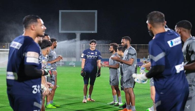 ياسين بونو مع لاعبي الهلال