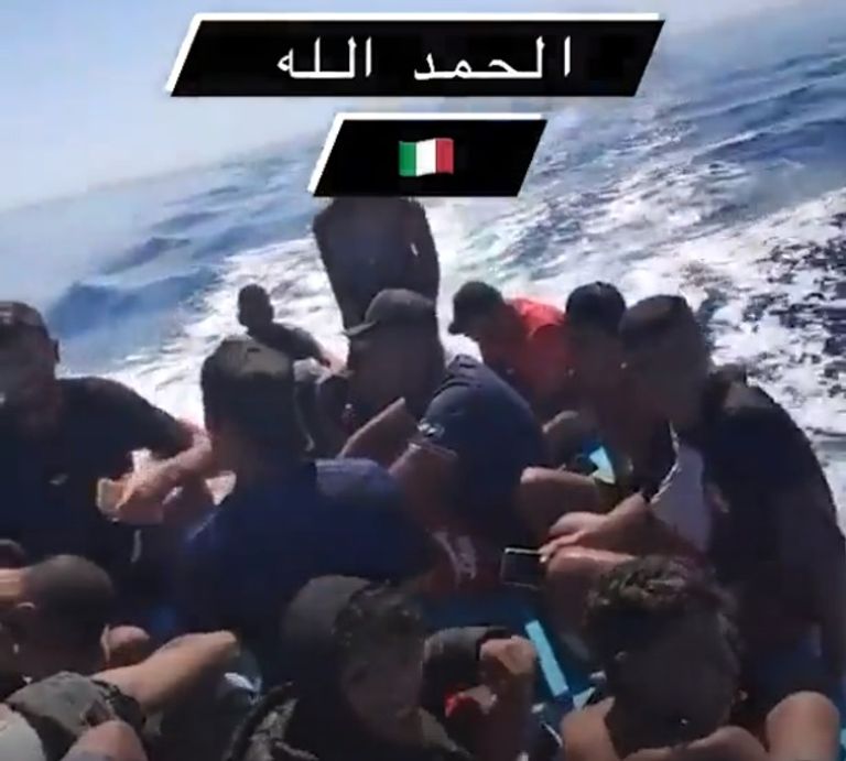 مغني الراب حسان جونيور أثناء هجرته