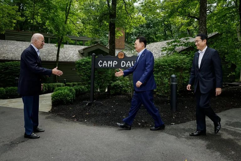 الرئيس الأمريكي يتوسط رئيس وزراء اليابان ورئيس كوريا الجنوبية في كامب ديفيد