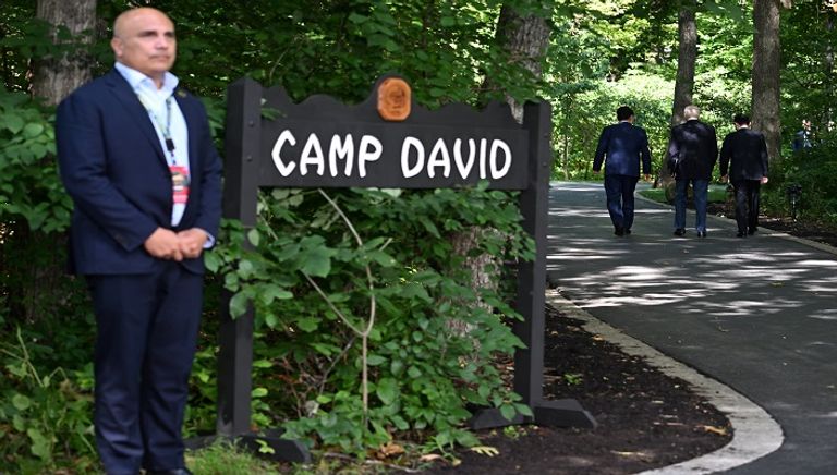 الرئيس الأمريكي يتوسط رئيس وزراء اليابان ورئيس كوريا الجنوبية في كامب ديفيد