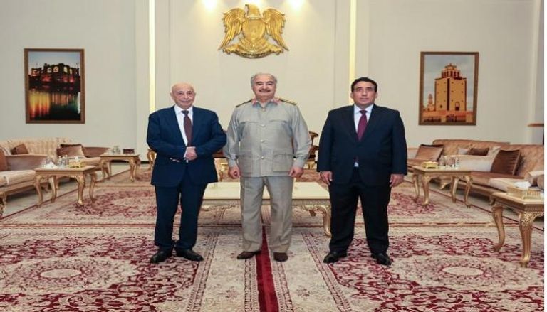 قائد الجيش الليبي حفتر يتوسط رئيسي البرلمان صالح والرئاسي المنفي 