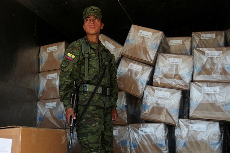 جندي إكوادوري يحرس صناديق تحوي أوراق الاقتراع