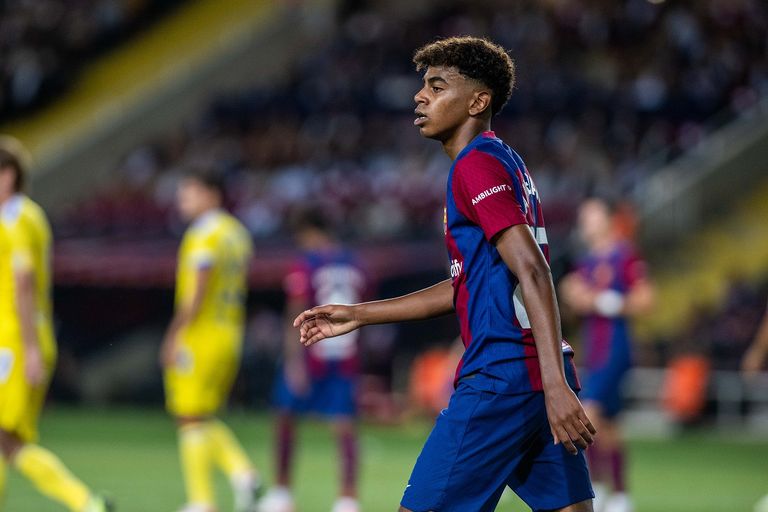 لامين يامال نجم برشلونة الجديد لامين يامال في مباراة برشلونة وقادش