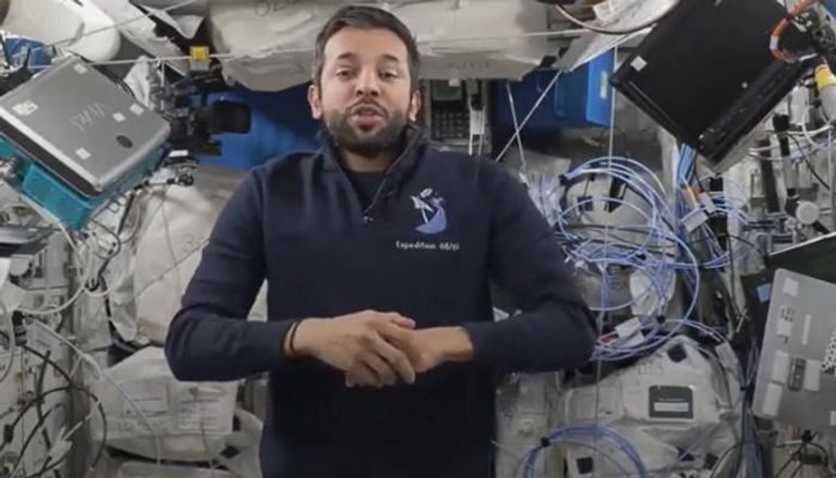 رائد الفضاء الإماراتي سلطان النيادي خلال الفيديو