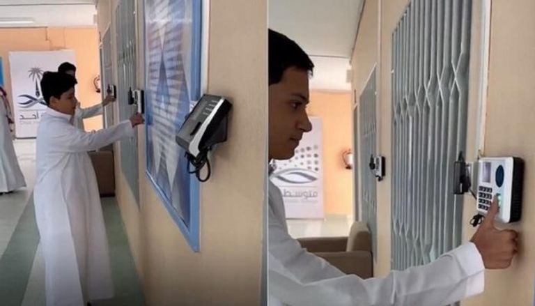 طلاب سعوديون يسجلون الحضور في المدارس بالبصمة