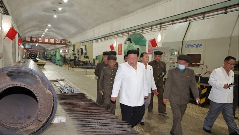 كيم يتفقد منظومة صواريخ -أرشيفية