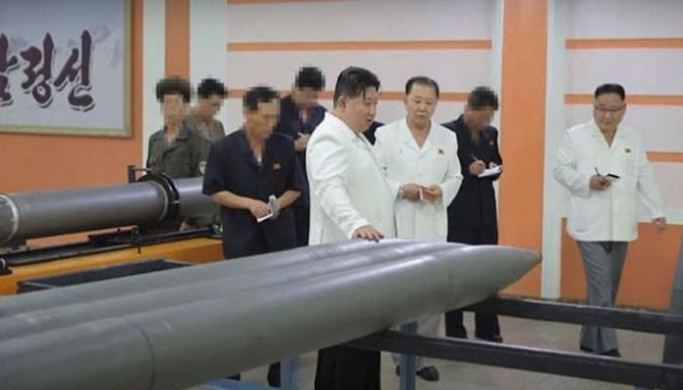 كيم يتفقد منظومة صواريخ -أرشيفية