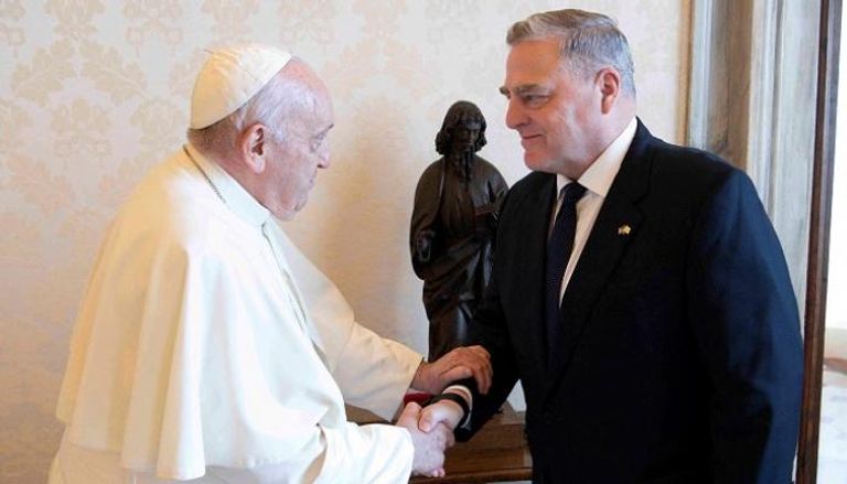 البابا فرنسيس مع رئيس هيئة الأركان الأمريكية المشتركة الجنرال مارك ميلي