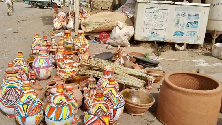 بائعة تنتظر الزبائن تحت أشعة الشمس