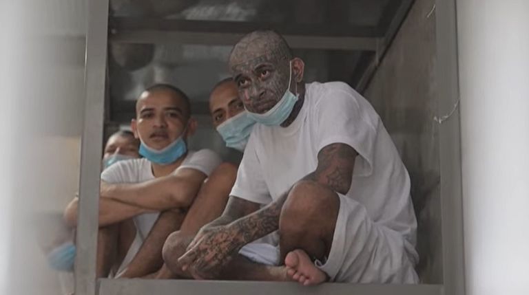 نزلاء داخل السجن