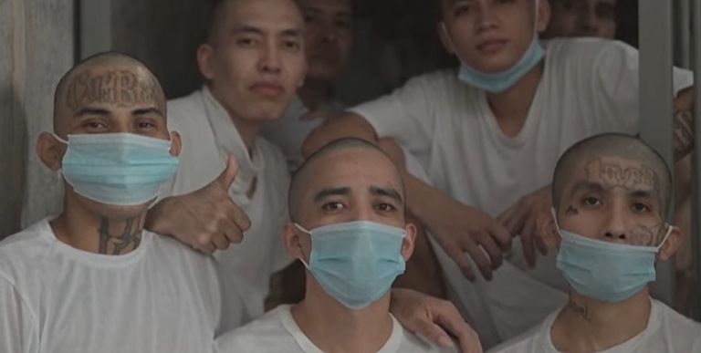 نزلاء داخل السجن