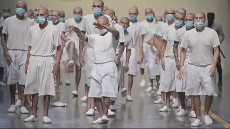 نزلاء داخل السجن