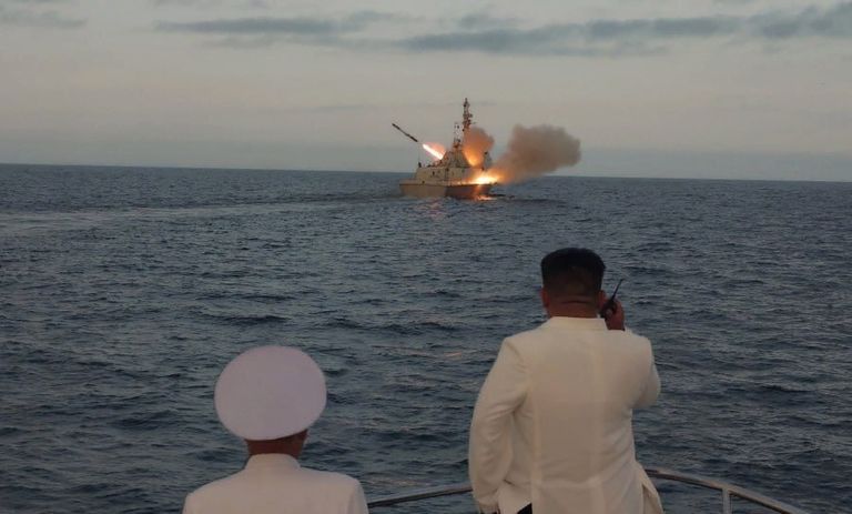 كيم جونغ أون يشرف على تجربة "صاروخ مجنح"