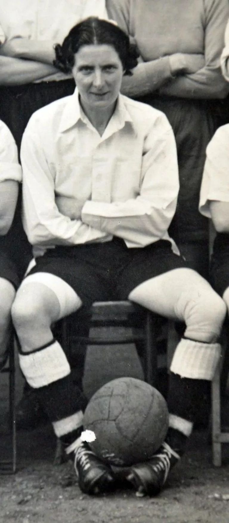 الإنجليزية ليلى بار أول لاعبة كرة قدم محترفة كرة القدم النسائية