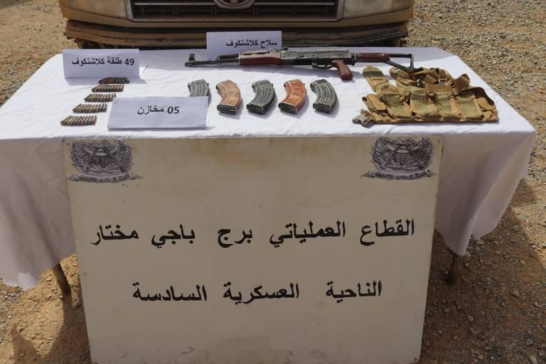 جانب من المضبوطات جنود جزائريون مع الأسلحة والذخيرة المضبوطة