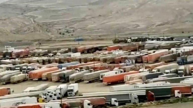 شاحنات تحتجزها مليشيات الحوثي في الحديدة