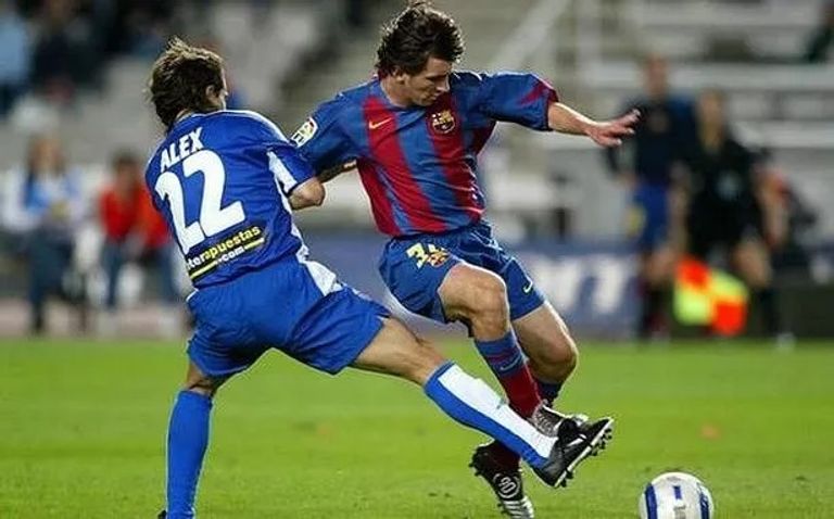 ظهور ميسي الأول مع البارسا