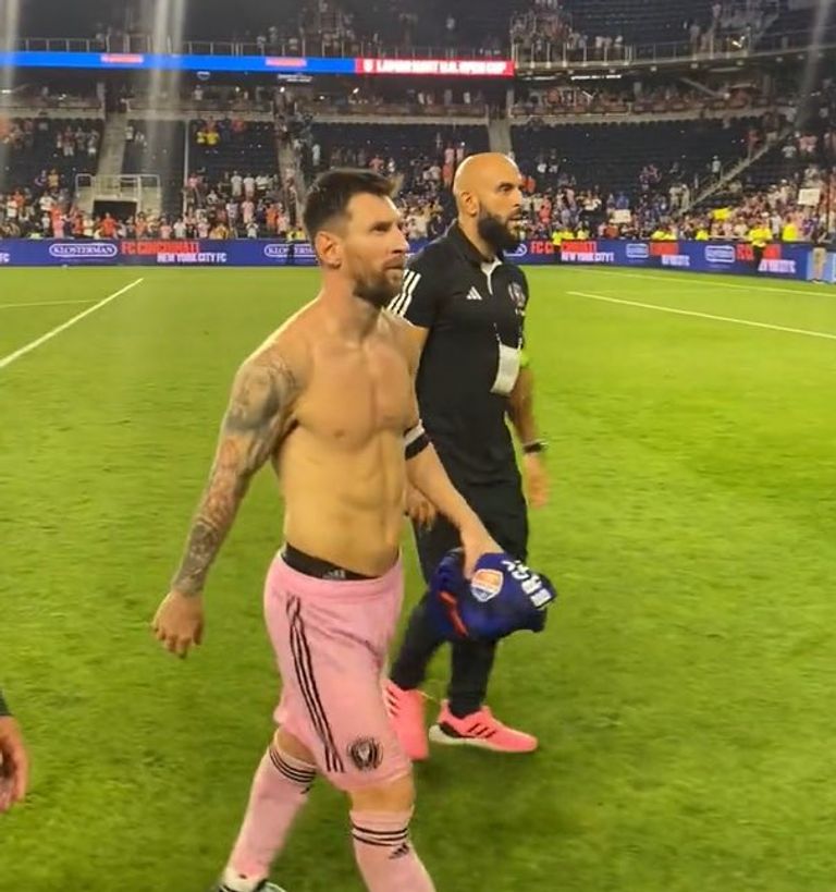 حارس ميسي الشخصي يقف خلفه 