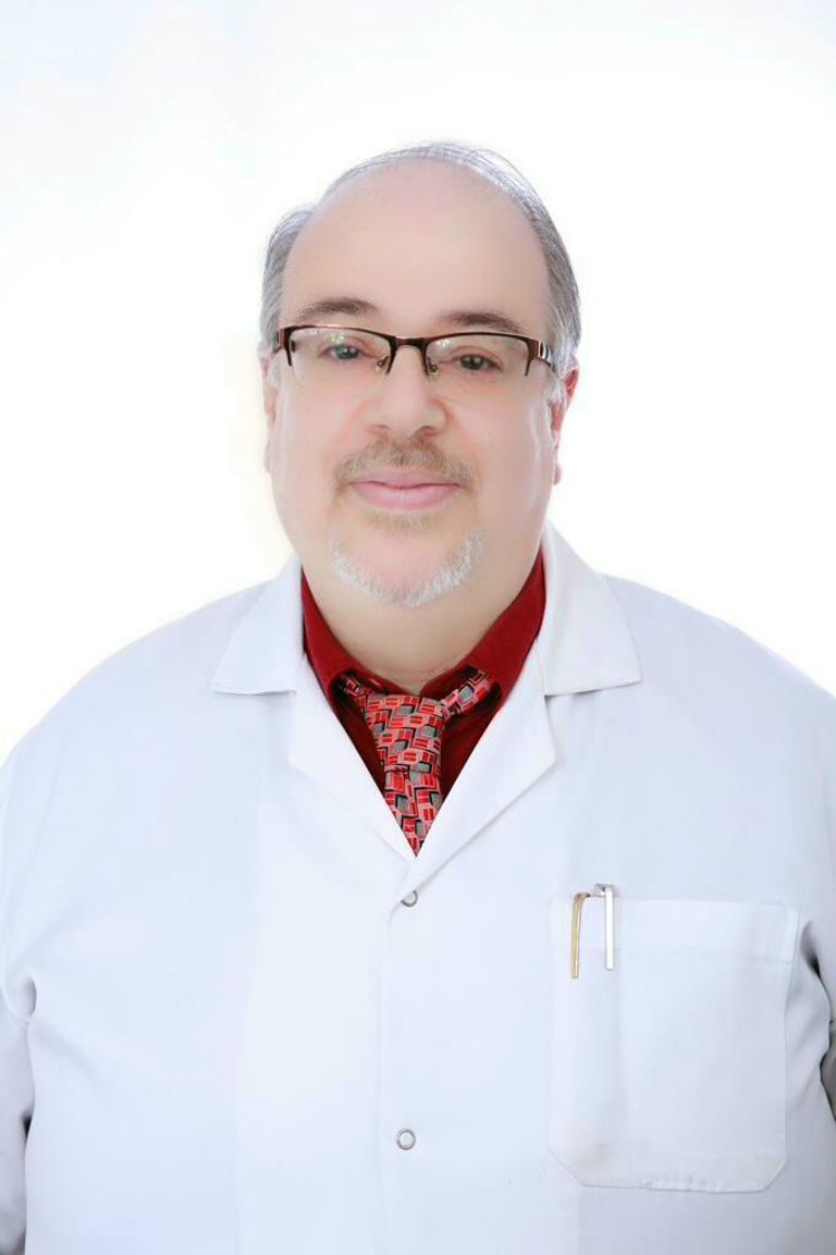 أم تحمل طفلها حديث الولادة