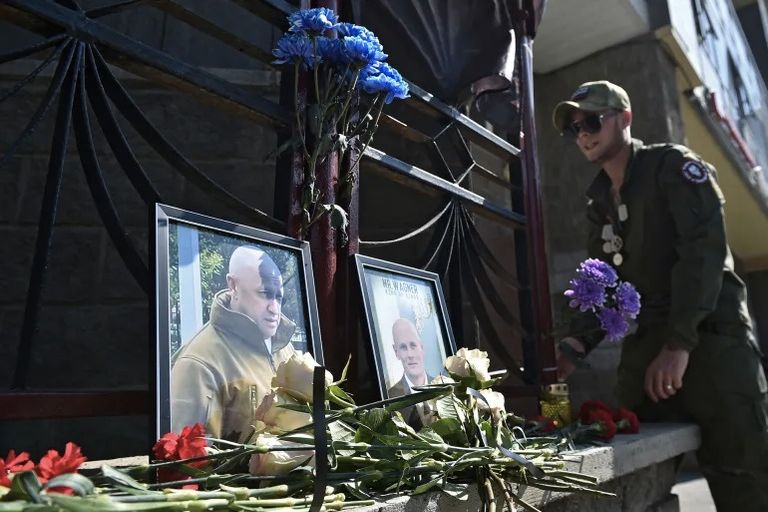 صورة قائد فاغنر في نصب عفوي قرب المقر السابق للمجموعة