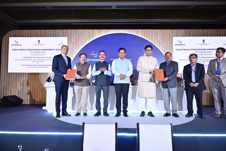 جانب من توقيع الاتفاقية- وام جانب من توقيع الاتفاقية - وام