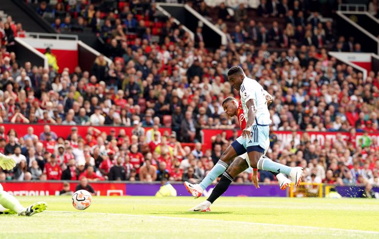 تايو أيونيي مهاجم نوتنغهام فورست ضد مانشستر يونايتد محمد صلاح نجم ليفربول