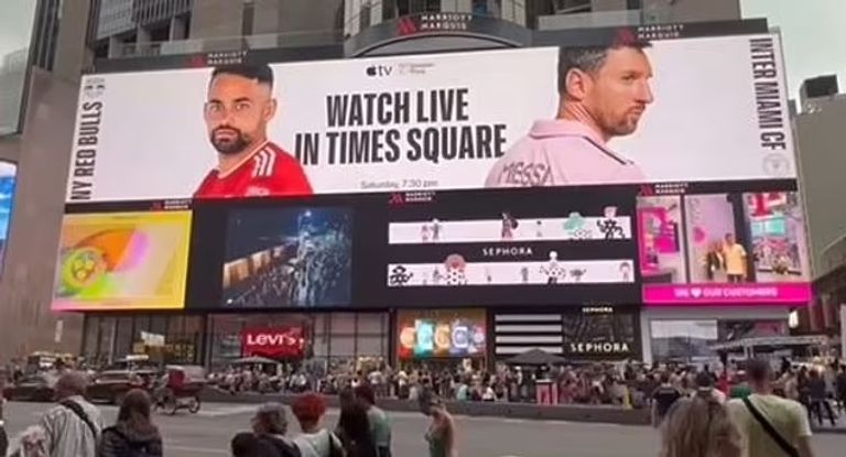 الإعلان عن نقل المباراة في ميدان تايمز ليونيل ميسي لاعب إنتر ميامي الأمريكي