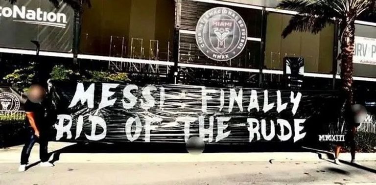 جماهير باريس تنتفض ضد ميسي ليونيل ميسي بقميص البي إس جي