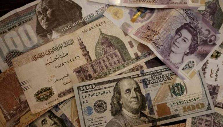 أوراق نقدية من الجنيه المصري والدولار الأمريكي والجنيه الاسترليني