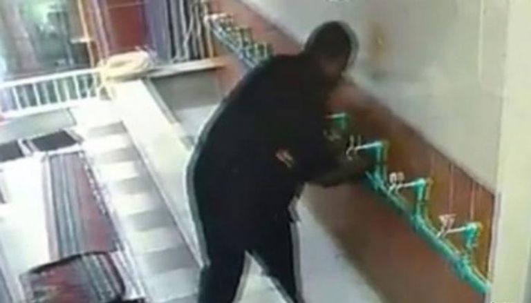 المجهول وهو يسرق صنابير المياه من المسجد