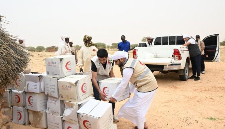 الفريق الإماراتي يواصل توزيع الطرود الغذائية في قرى أمدجراس التشادية