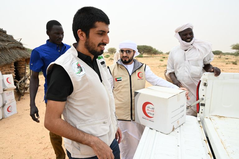 الفريق الإماراتي يواصل توزيع الطرود الغذائية في قرى أمدجراس التشادية