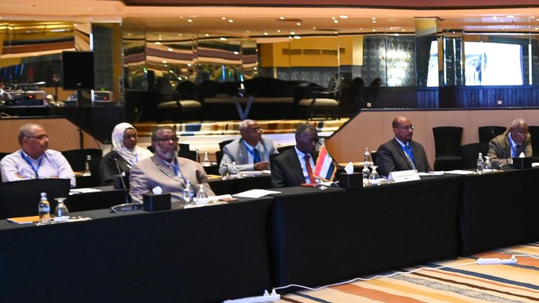 الوفد السوداني خلال جولة المفاوضات وزير الموارد المائية والري المصري خلال جولة المفاوضات